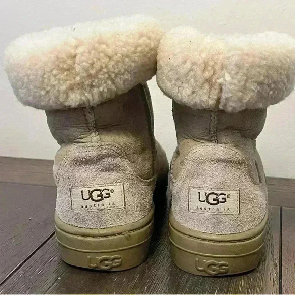 UGG Ultra Short Sundance Boots Womens size 6 - Picture 8 of 11